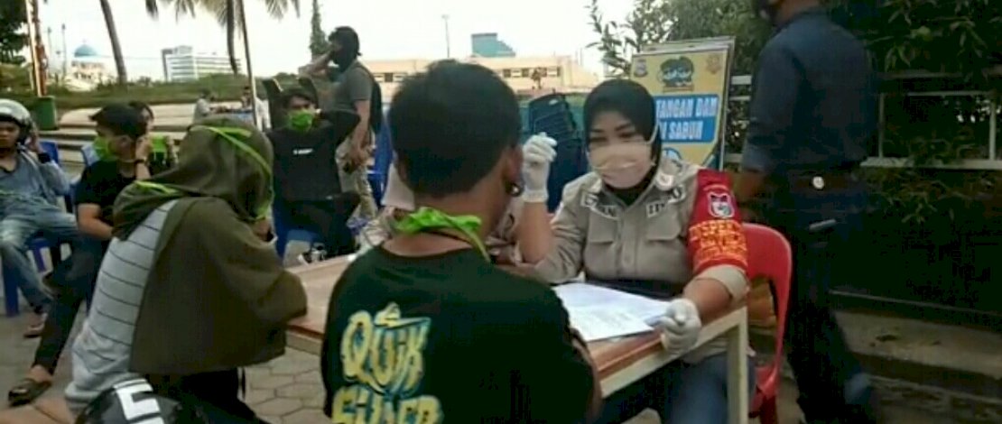Operasi Yustisi, Satpol PP Makassar Bagikan Masker ke Warga Pelanggar Protokol