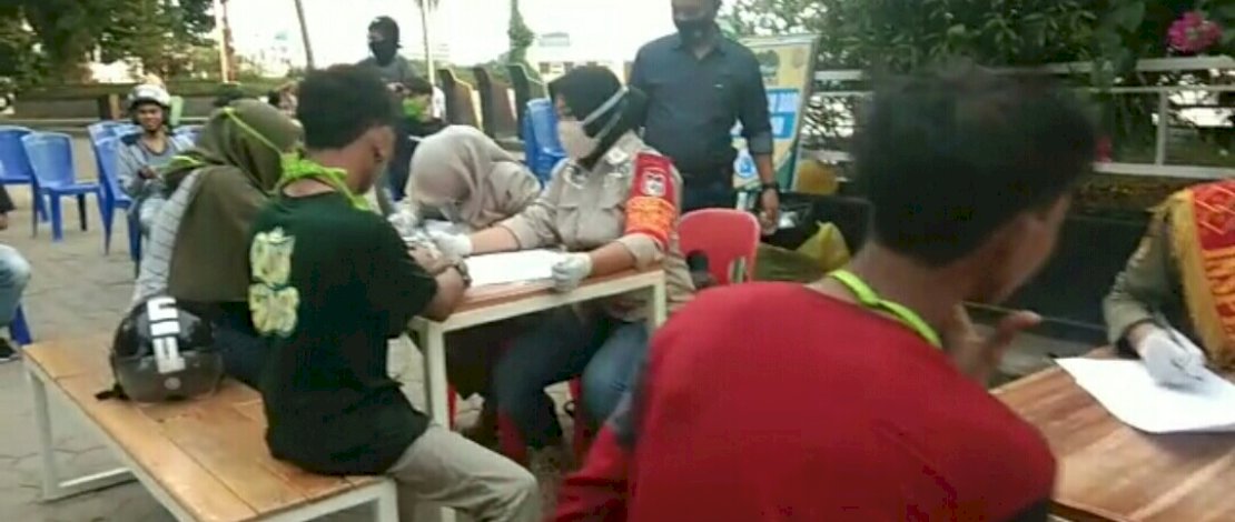 Operasi Yustisi, Satpol PP Makassar Bagikan Masker ke Warga Pelanggar Protokol