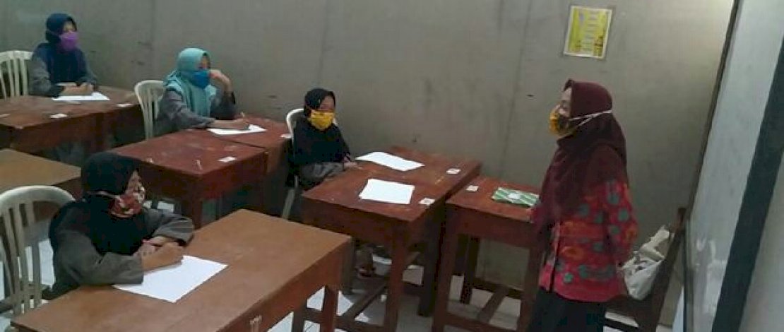 Suasana belajar dengan protokol kesehatan. Suasana belajar dengan protokol kesehatan.