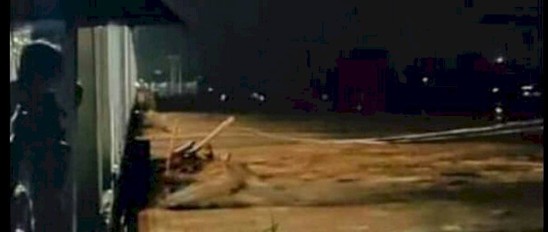 Seorang ibu tampak menyelamatkan anaknya ke lantai dua masjid Suhada, Radda, Luwu Utara.