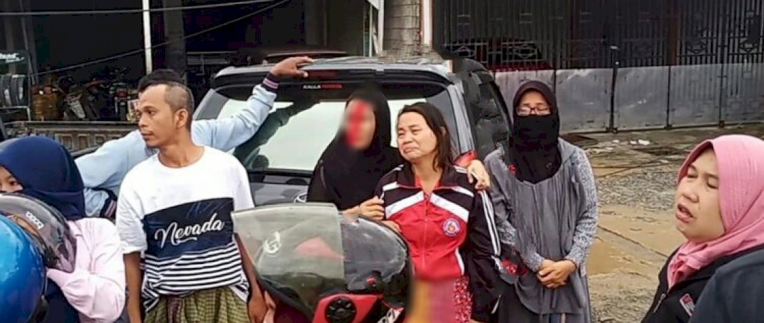 Ibu korban menangis berharap anaknya selamat.