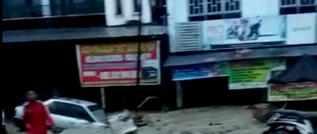 Beberapa mobil tampak terjebak lumpur setinggi hingga dua meter.