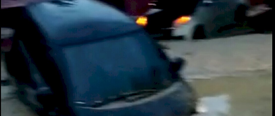 Beberapa mobil tampak terjebak lumpur setinggi hingga dua meter.