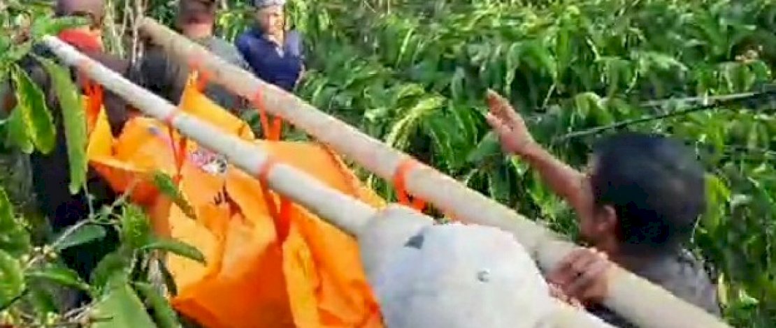 Jenazah korban saat dievakuasi dari tengah kebun kopi. Jenazah korban saat dievakuasi dari tengah kebun kopi.