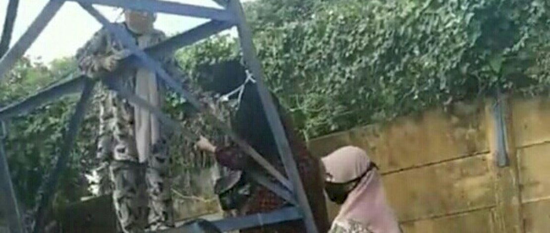 Andi Baso Ryadi dan putrinya memanjat tower. Gambar lain; kuburan istri Andi Baso (panah merah).