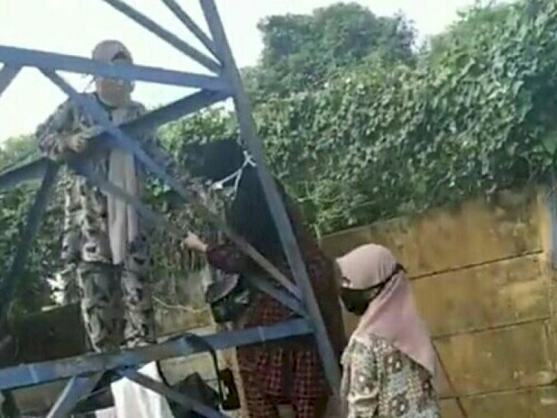 Perjuangan Andi Baso dan Tiga Putrinya Ziarahi Makam Istri di Pemakaman Covid-19 di Gowa, Rela Panjat Tower
