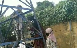 Perjuangan Andi Baso dan Tiga Putrinya Ziarahi Makam Istri di Pemakaman Covid-19 di Gowa, Rela Panjat Tower