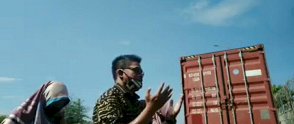 Andi Baso Ryadi Mappasulle dan ketiga putrinya, mendoakan almarhumah isterinya dari balik tembok pemakaman Covid-19 di Macanda Gowa.