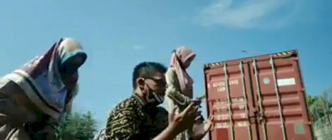 Andi Baso Ryadi Mappasulle dan ketiga putrinya, mendoakan almarhumah isterinya dari balik tembok pemakaman Covid-19 di Macanda Gowa.