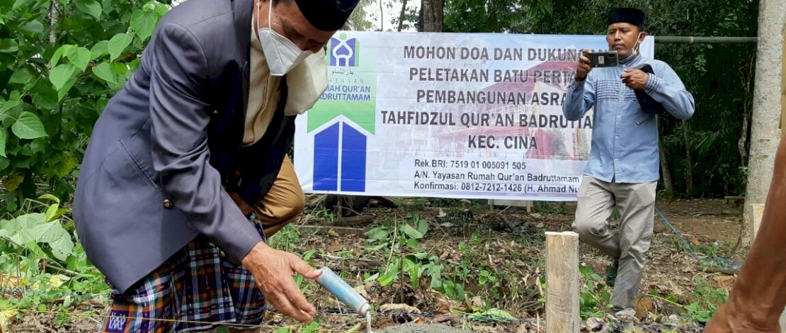 Suasana peletakan batu pertama asrama santri Rumah Qur'an Boarding School Badruttamam, dan peresmian masjid Badruttamam di Kecamtan Cina, Bone.