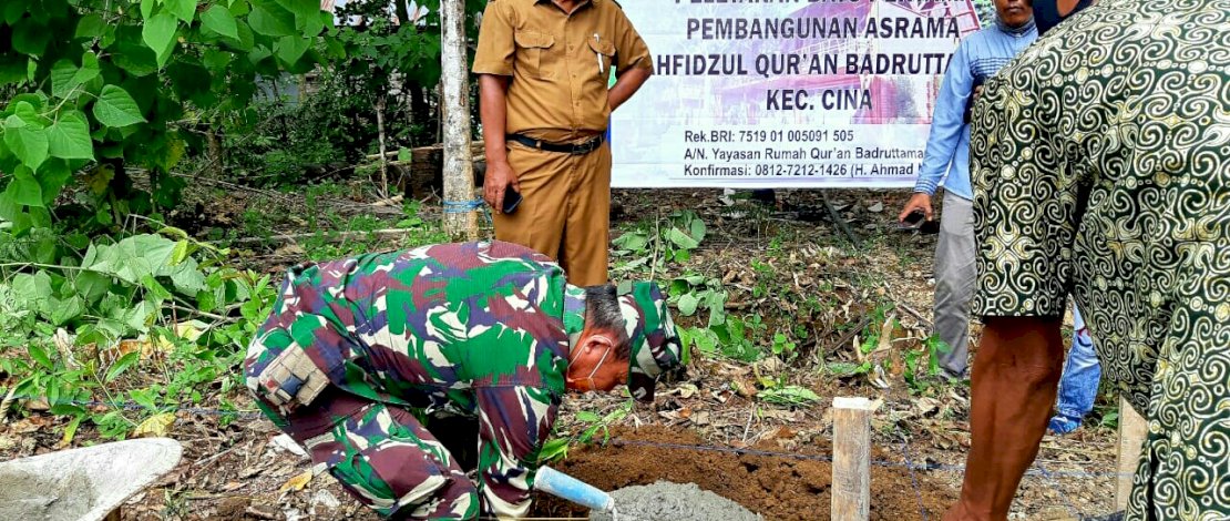 Suasana peletakan batu pertama asrama santri Rumah Qur'an Boarding School Badruttamam, dan peresmian masjid Badruttamam di Kecamtan Cina, Bone.