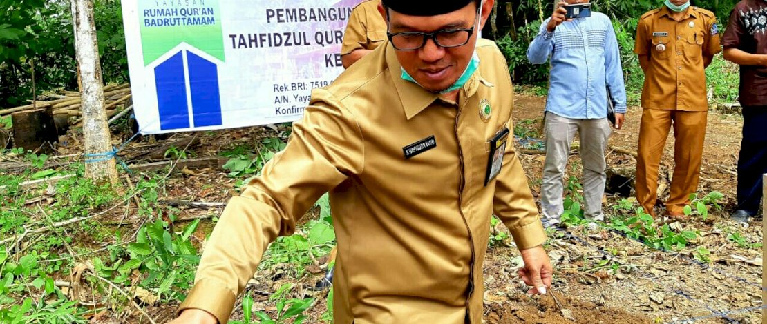 Suasana peletakan batu pertama asrama santri Rumah Qur'an Boarding School Badruttamam, dan peresmian masjid Badruttamam di Kecamtan Cina, Bone.