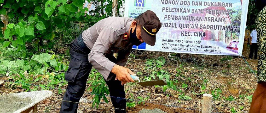 Suasana peletakan batu pertama asrama santri Rumah Qur'an Boarding School Badruttamam, dan peresmian masjid Badruttamam di Kecamtan Cina, Bone.