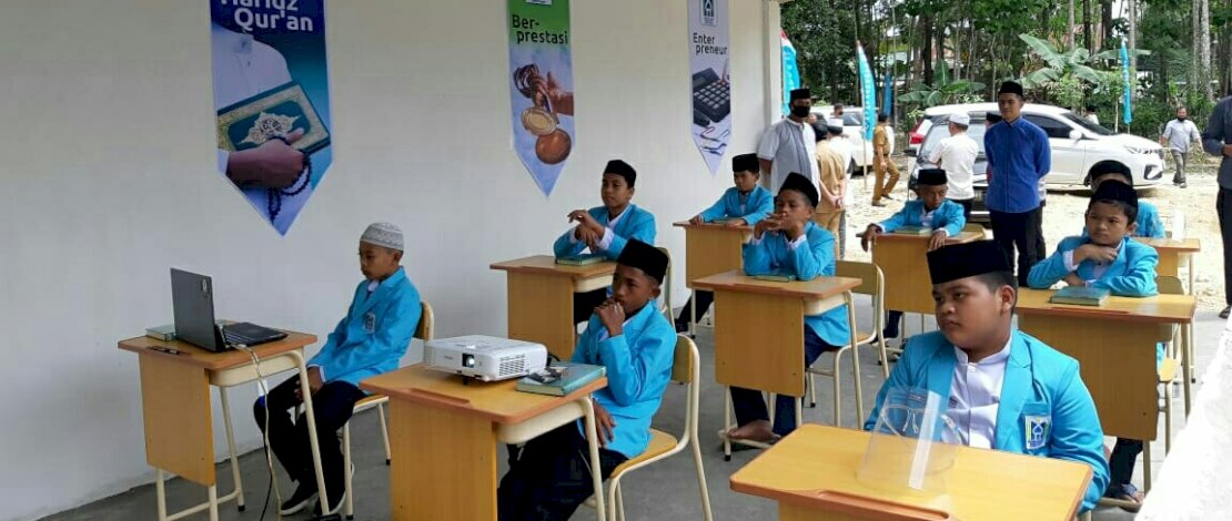 Suasana peletakan batu pertama asrama santri Rumah Qur'an Boarding School Badruttamam, dan peresmian masjid Badruttamam di Kecamtan Cina, Bone.