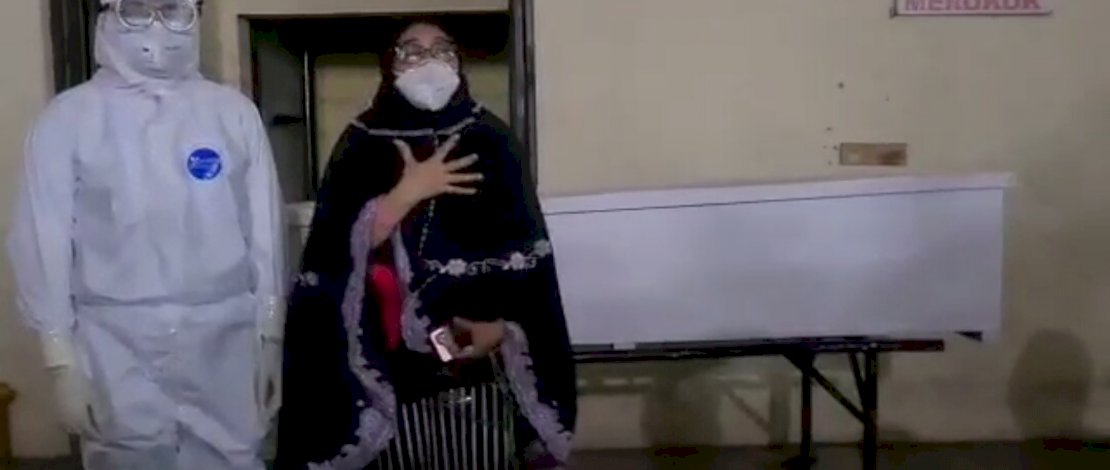 Dr dr Adnan Ibrahim, SpPD semasa hidup. Foto lain, istri dan anak almarhum di dekat peti jenazah.