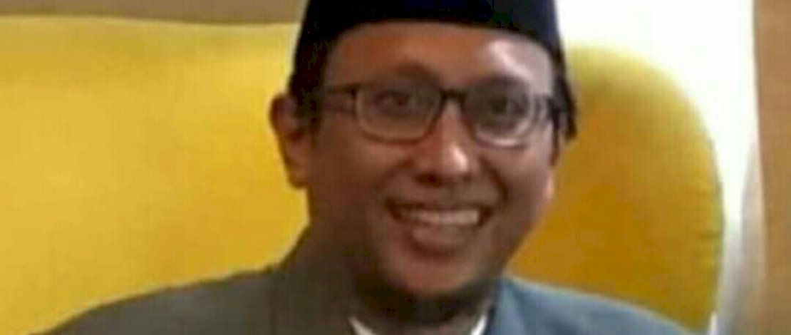 Dr dr Adnan Ibrahim, SpPD semasa hidup. Foto lain, istri dan anak almarhum di dekat peti jenazah.