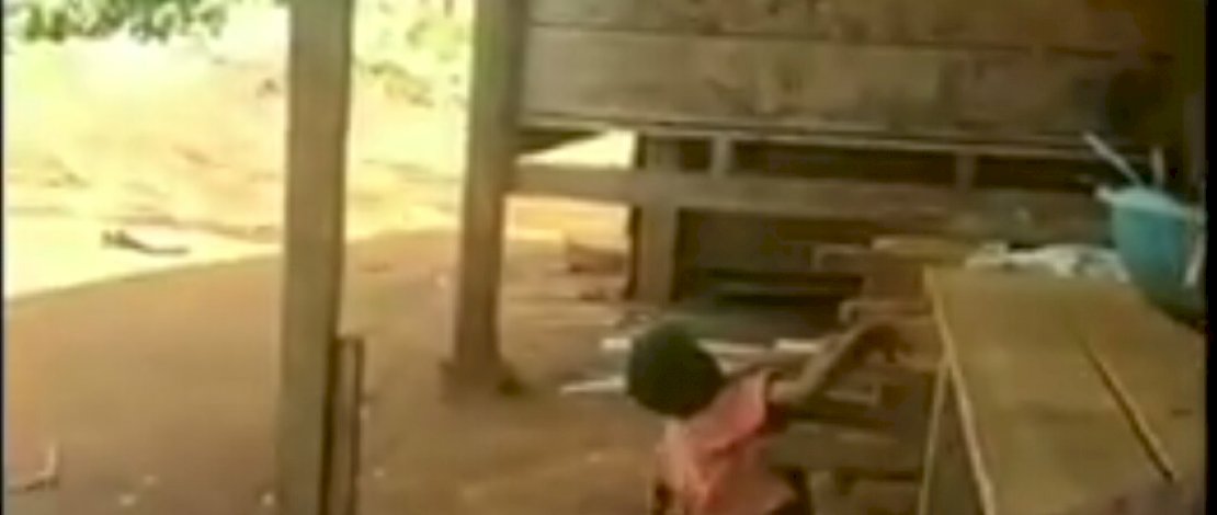 Tangkapan layar bocah dicekoki miras dan penangkapan dua pelaku.