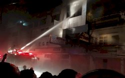 FOTO: 35 Unit Mobil Damkar Padamkan Api di Jalan Bandang Makassar