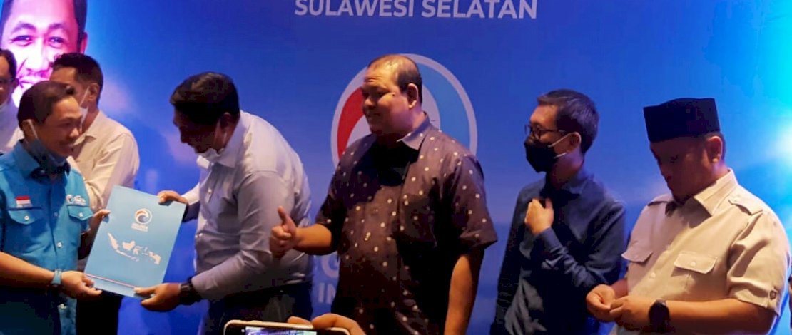 Ketua DPN Partai Gelora, Anis Matta saat menyerahkan surat dukungan resmi kepada calon kepala daerah yang didukung Gelora.