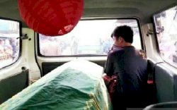 Sanksi Warga Tak Bermasker: di Bogor Dimasukkan ke Ambulans Berisi Keranda, di Jakarta Masuk ke Peti Mati