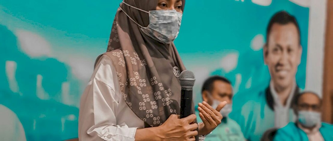 Balon Bupati Lutra, Indah Putri Indriani menerima surat dukungan dari Ketua Gelora Sulsel, Syamsari Kitta.