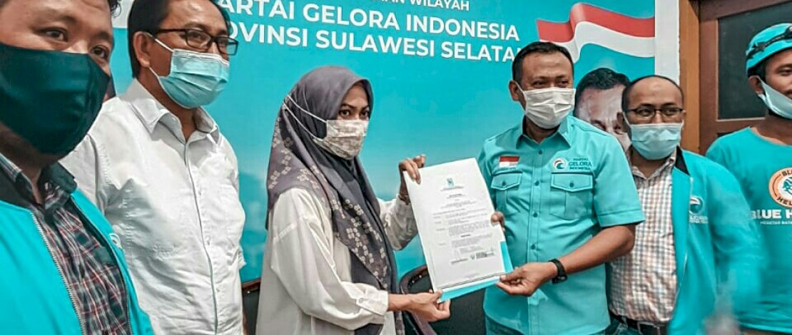 Balon Bupati Lutra, Indah Putri Indriani menerima surat dukungan dari Ketua Gelora Sulsel, Syamsari Kitta.