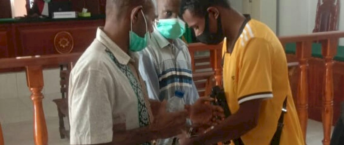 Terdakwa pembunuh Brimob di Basecamp PT Wana Galang Utama Papua, dilepas borgolnya di ruang sidang.