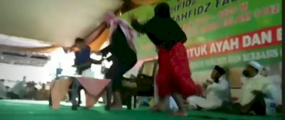 Detik-detik penikaman Syekh Ali Jaber, pelaku saat tertangkap, dan Syekh Ali Jaber saat di rumah sakit.