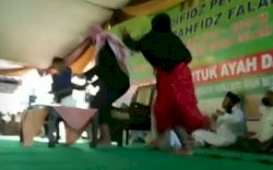 Terungkap, Ini Sosok Wanita Berjilbab Hitam di Panggung Saat Syekh Ali Jaber Ditusuk