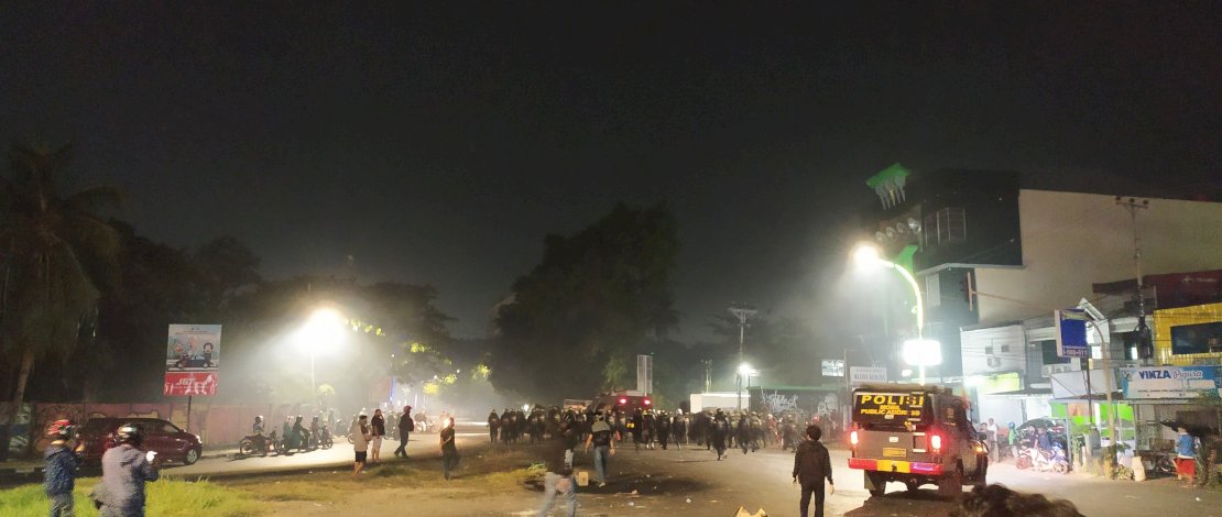 Bentrokan massa pengunjuk rasa dengan petugas tadi malam.