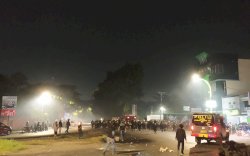 Demo Tolak Omnibuslaw di Makassar Bentrok, Sebuah Pos Polisi Dibakar