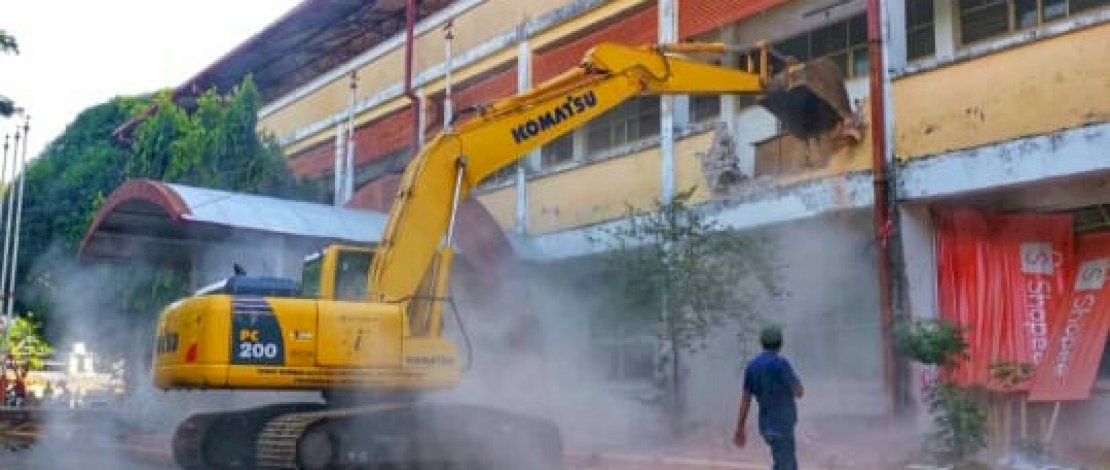 Prosesi pembongkaran Stadion Mattoanging.