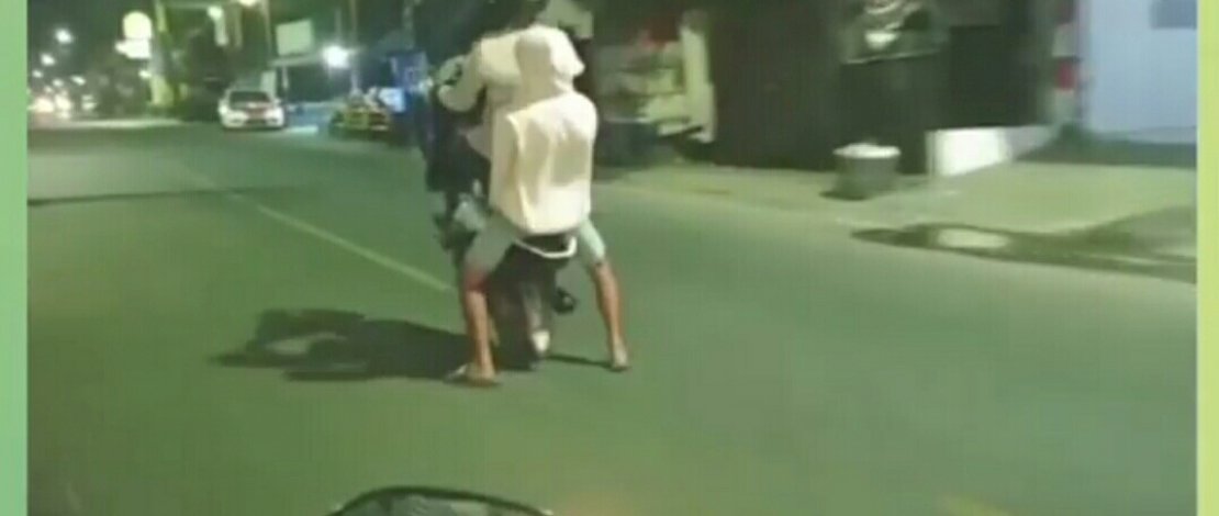 Video angkat ban motor.