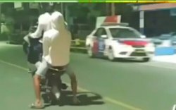 Aksi Angkat Ban Pemotor Depan Pos Lantas Pinrang Sulsel Viral