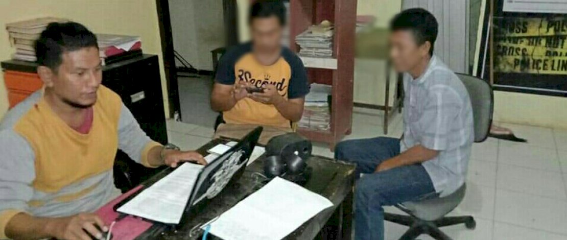 Penyidik Polsek Kelara, Jeneponto, memeriksa dua pemilik truk yang menjual pupuk bersubsidi.