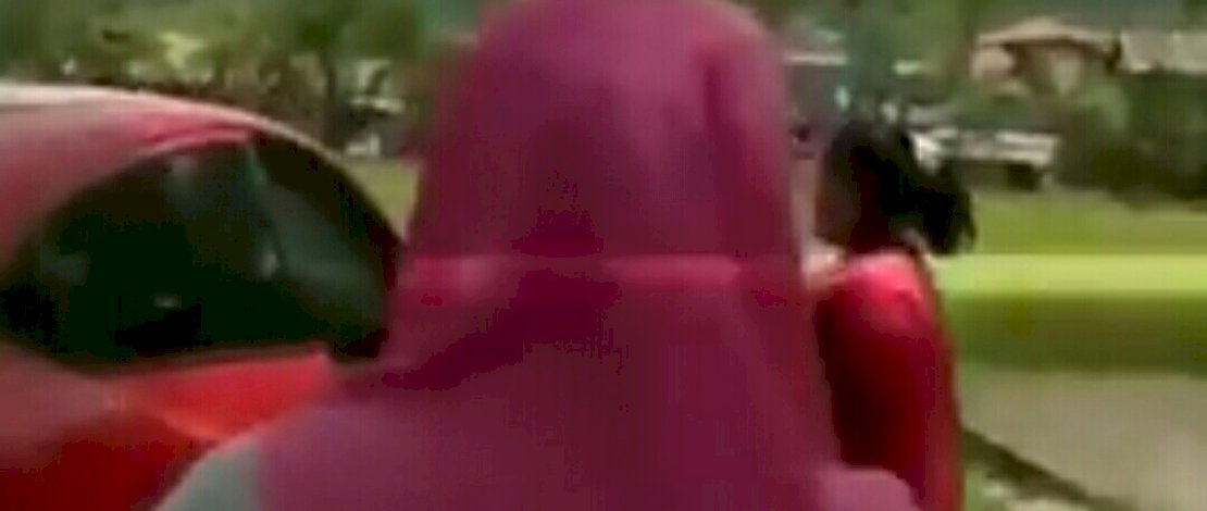 Tangkapan layar duel ibu-ibu di Mamuju.