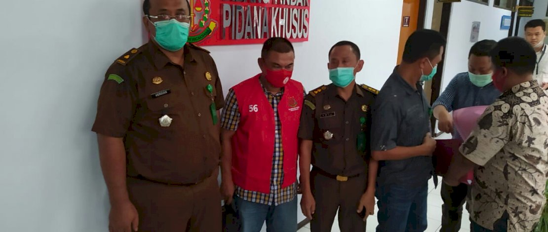 Ahmad Rusidi (rompi merah), saat dieksekusi tim intelijen Kejati Sulsel.