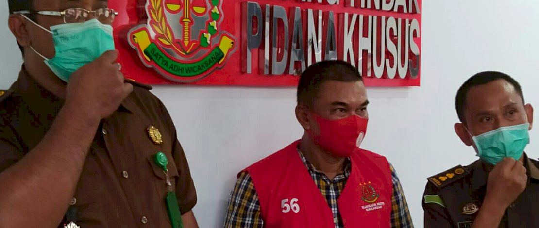 Ahmad Rusidi (rompi merah), saat dieksekusi tim intelijen Kejati Sulsel.