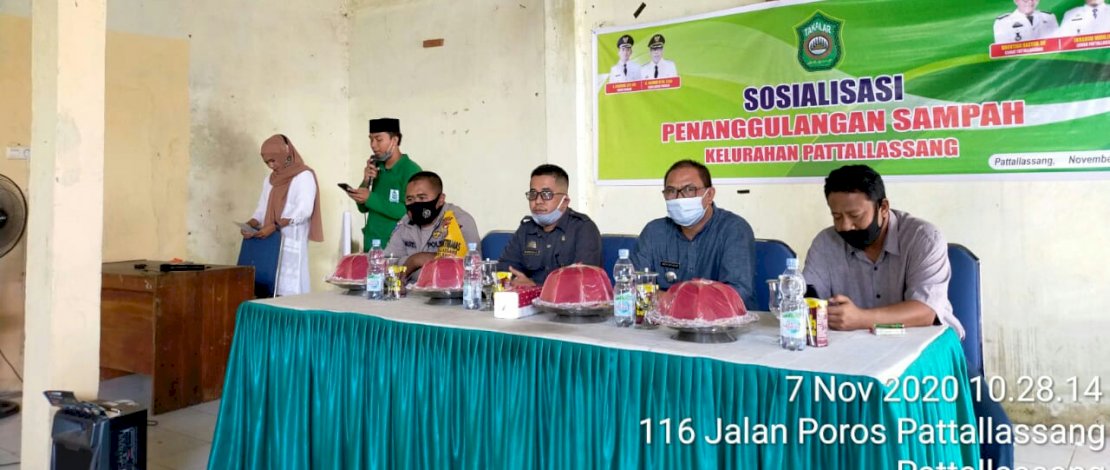 Pemkab Takalar menyerahkan bantuan satu bank sampah satu kelurahan.