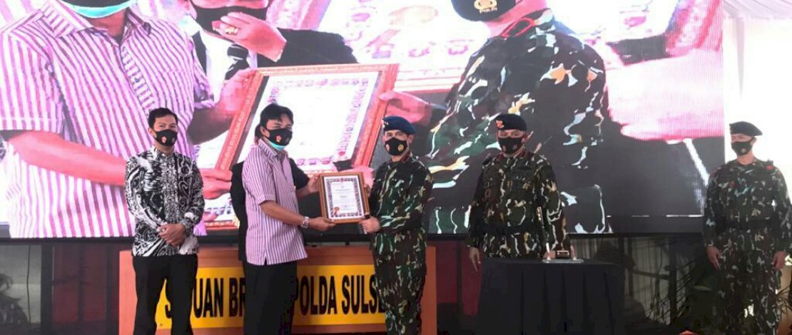 Andi Abdullah Rahim mewakili Andi Rahmat, menerima penghargaan dari Kapolda Sulsel.