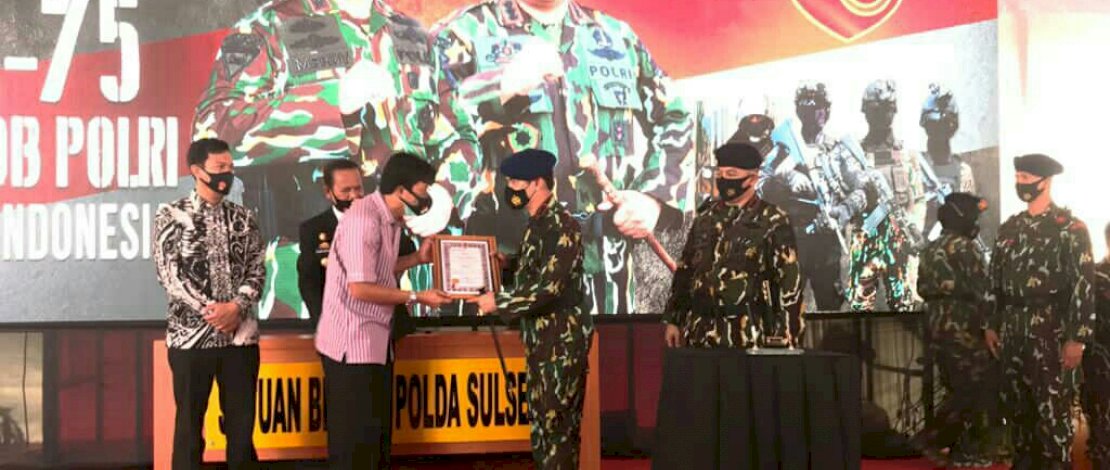 Andi Abdullah Rahim mewakili Andi Rahmat, menerima penghargaan dari Kapolda Sulsel.