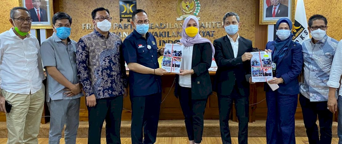 Ketua DPRD Sulsel, Andi Ina Kartika menyerahkan berkas berisi aspirasi masyarakat Sulsel ke Andi Akmal Pasluddin.