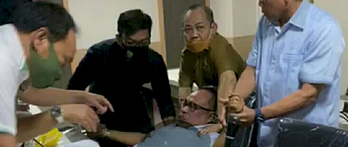 Asisten III Pemprov Sulsel, Tautoto Tanaranggina (kedua dari kiri), tampak menolong Ince Langke.