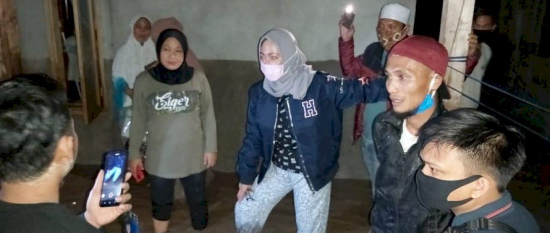 Bupati Lutra, Indah Putri Indriani saat meninjau lokasi banjir. (Sumber: Humas Pemkab Lutra)