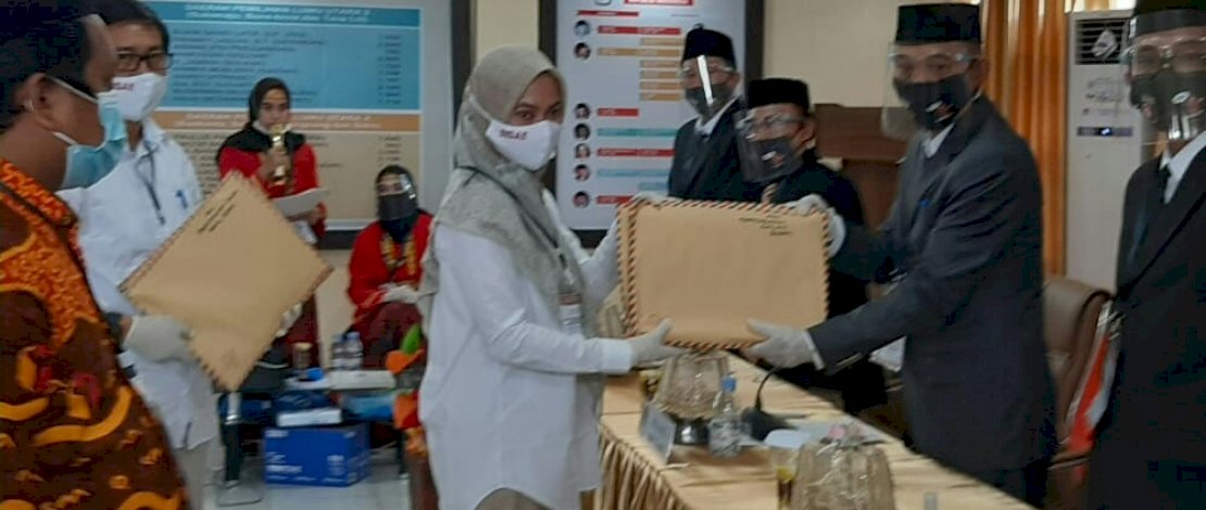 Indah Putri Indriani, menyerahkan berkas pendaftaran bakal calon Bupati dan wakil Bupati Lutra di KPU Lutra. Indah Putri Indriani, menyerahkan berkas pendaftaran bakal calon Bupati dan wakil Bupati Lutra di KPU Lutra.