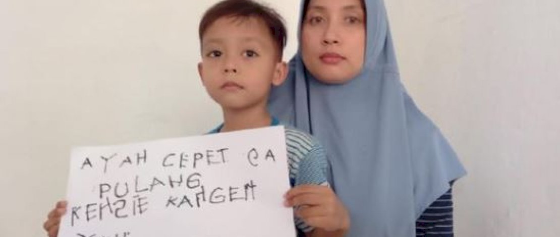 Ingrid dan putranya Kenzi, berharap sang suami pulang dengan selamat. (Foto: Imam Suirpto/Detik)