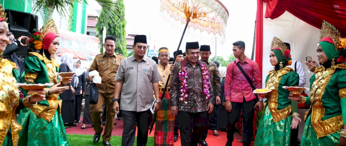 Pj Wali Kota Makassar, Muh Iqbal Suhaeb mendampingi Menag Fachrul Razi, meresmikan asrama siswa MTsN.