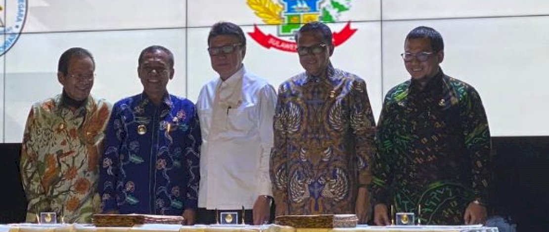 Iqbal Suhaeb (kanan) dan Nurdin Abdullah (kedua kanan), saat penandatanganan MPP di Jakarta.