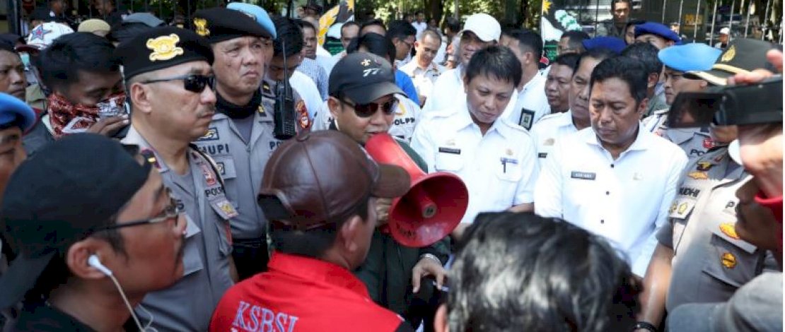 Iqbal Suhaeb menerima pendemo Omnibus Law.