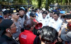 Iqbal Suhaeb Terima Aspirasi Demonstran Omnibus Law di Kantor Gubernur